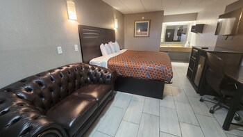 Suite, 1 King Bed, Non Smoking (Refrigerator & Microwave)