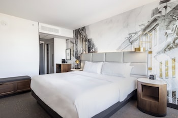 Standard Room, 1 King Bed (Parliament View)