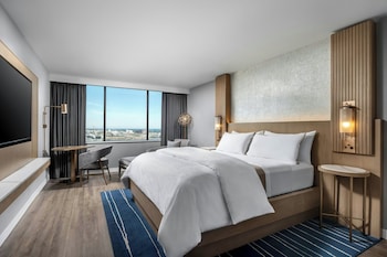 Premium Room, 1 King Bed, Balcony, Lake View