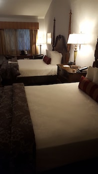 Standard Room, 2 Queen Beds, Non Smoking, Courtyard Area