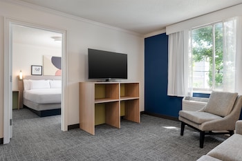 Suite, Accessible, Bathtub (Mobility & Hearing)