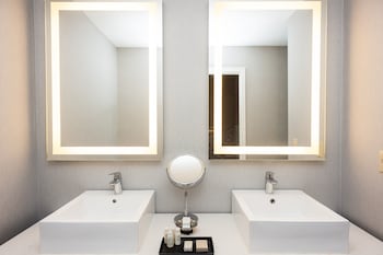 Standard Room, 2 Queen Beds, Accessible (Roll-In Shower)