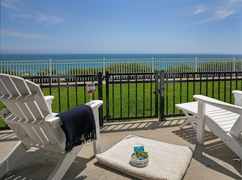 Suite, 1 King Bed with Sofa bed, Patio, Oceanfront (Pet-Friendly)