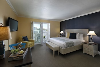Suite, 1 King Bed with Sofa bed, Patio, Oceanfront (Pet-Friendly)