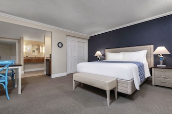Suite, Multiple Beds, Courtyard View (King & Two Queens, Pet-Friendly)