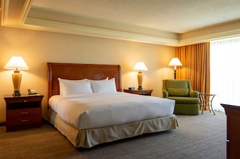 Club Room, 1 King Bed, Accessible, Bathtub (Mobility)