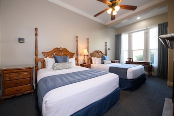 Room, 2 Queen Beds, Fireplace, City View
