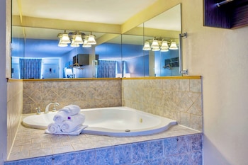 Deluxe Room, 1 King Bed, Non Smoking, Hot Tub
