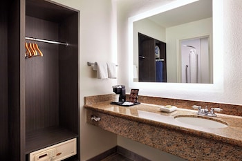 Suite, 1 King Bed, Non Smoking, Jetted Tub (Living Room)