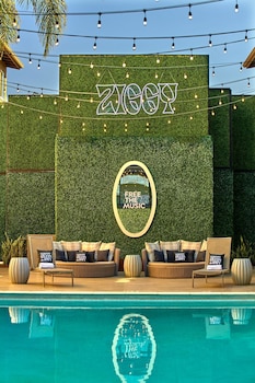Room, 1 King Bed (Swim Up)