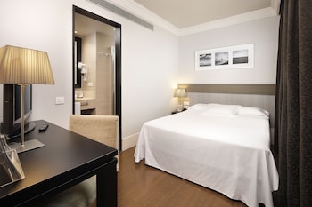 Basic Single Room, 1 Queen Bed, Non Smoking, Courtyard View