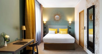 Deluxe Room, 1 Queen Bed, Non Smoking (with Sofabed)