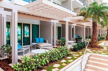 Room, 1 King Bed, Pool View (Pool Access)