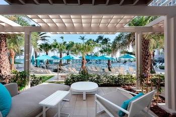 Room, 1 King Bed, Pool View (Pool Access)