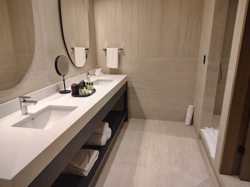 Premium Suite, City View