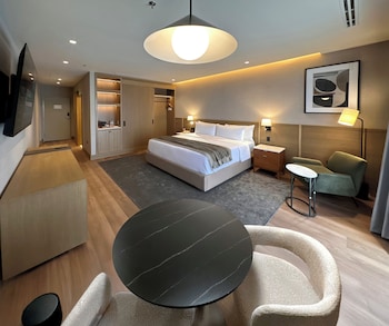 Premium Suite, City View