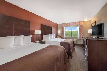 Business Suite, 2 Queen Beds, Non Smoking