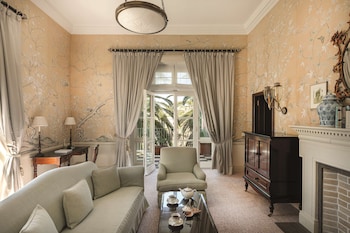 Deluxe Suite (Winston Churchill Suite)