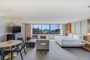 Deluxe Room, 1 King Bed (Capitol View)