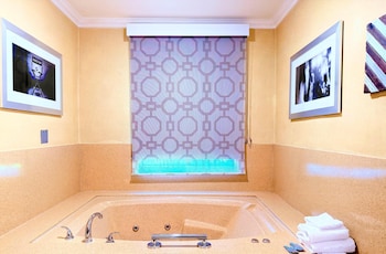 Standard Room, 1 King Bed, Non Smoking, Jetted Tub (Lower Level)
