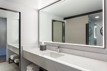 Room, 2 Queen Beds (Mobility Accessible, Tub)