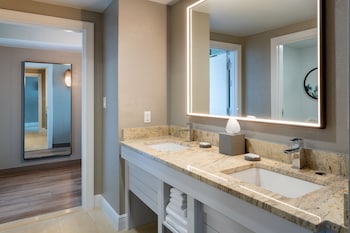 Executive Suite, 1 King Bed with Sofa bed, Balcony, Pool View