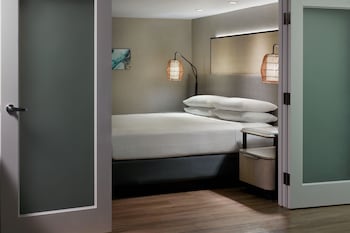 Suite, 1 King Bed with Sofa bed, Balcony