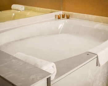 Suite, 1 King Bed with Sofa bed, Non Smoking, Jetted Tub (1 Person Sofa bed)