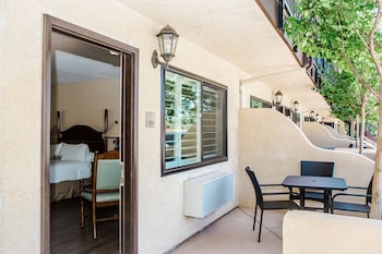 Deluxe Room, 1 Queen Bed, Patio