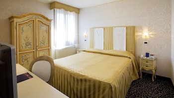 Classic Double or Twin Room, Canal View