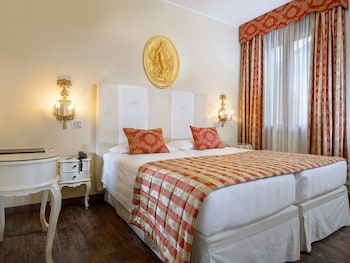 Classic Double or Twin Room, Canal View