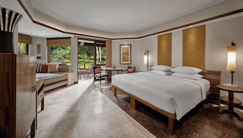 Club Room, 1 King Bed (Club Access)