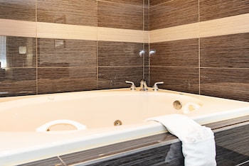 Suite, 1 King Bed with Sofa bed, Non Smoking, Jetted Tub