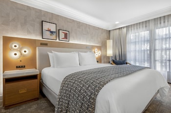 Suite, 1 King Bed, Balcony, City View