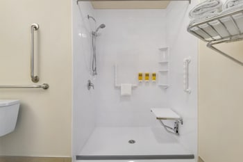 Standard Room, 1 Queen Bed, Accessible, Refrigerator