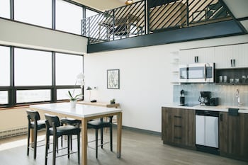 Suite, 1 Bedroom, Kitchen (Penthouse with Airport View)