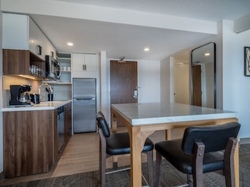 Suite, 1 Bedroom, Kitchen (Airport View)