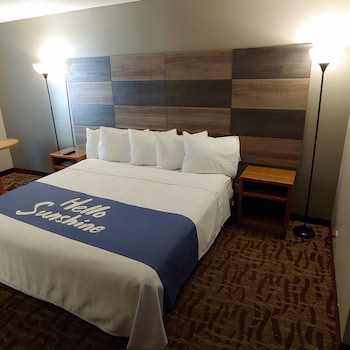 Standard Room, 1 King Bed, Accessible, Non Smoking