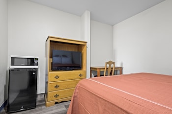 Room, 1 King Bed, Smoking
