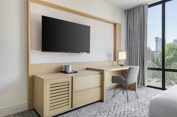 Room, 1 King Bed, Non Smoking (Mobility/Hearing Access, Roll-in Shwr)
