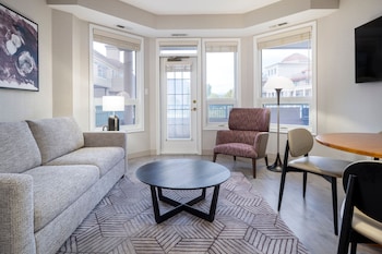 Grand Condo, 2 Bedrooms, Lake View (Balcony)