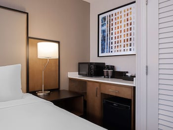 Basic Room, 1 King Bed