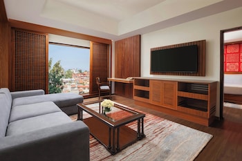 Executive Suite, 1 King Bed, City View