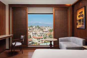 Club Room, 1 King Bed, City View