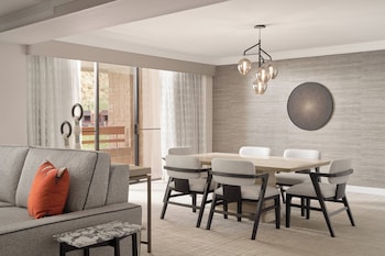 Suite, 1 King Bed (Canyon)