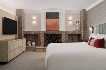 Grand Room, 1 King Bed, Hearing Accessible, Mountain View