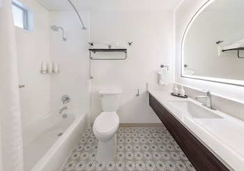 Standard Suite, 1 Queen Bed, Balcony/Terrace, Golf View