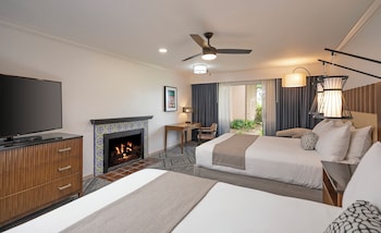 Deluxe Room, 2 Queen Beds, Fireplace
