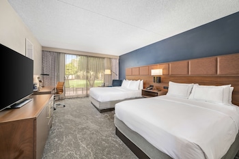 Room, 2 Queen Beds, Pool View