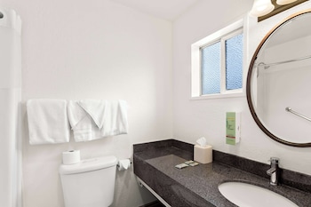 Standard Room, 1 Queen Bed, Non Smoking, Refrigerator & Microwave